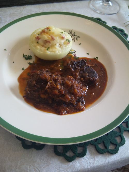 牛ホホ肉の赤ワイン煮と玉ねぎのグラタン